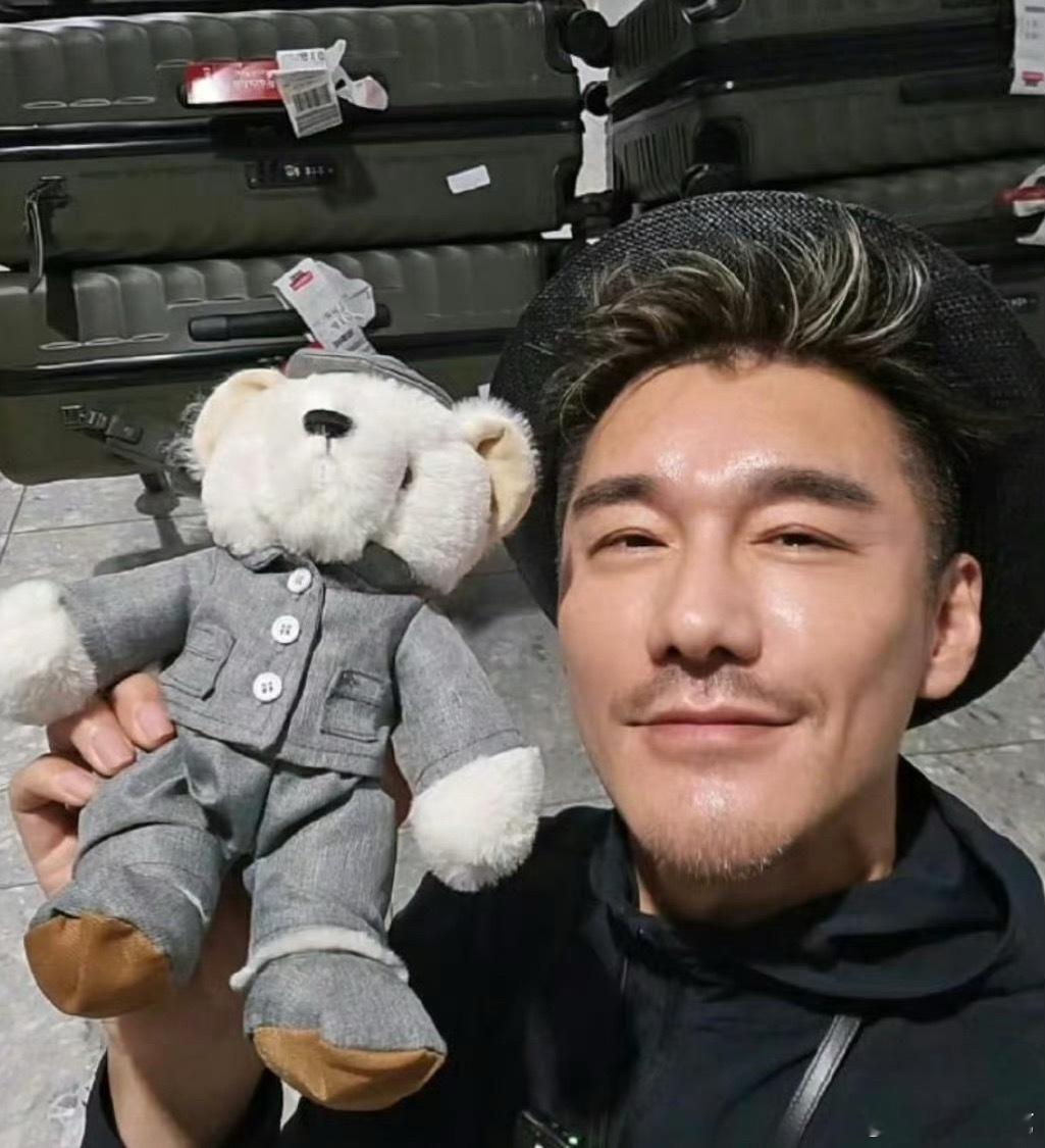 胡兵科普女生减肥不能节食胡兵一边讲钟汉良一边嚼   胡兵一本正经警告女生：节食会