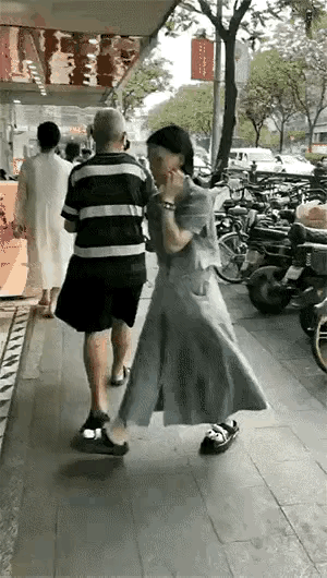 大爷你这样故意乱丢垃圾好吗？不怕遭报应嘛？