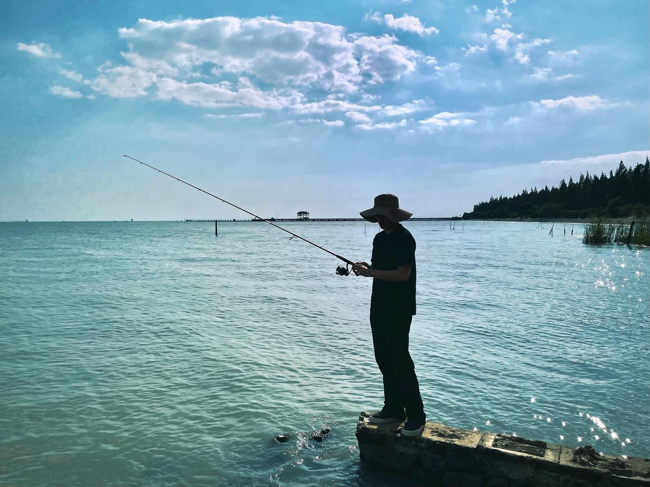 痴迷的人，天不亮就奔赴水边，不管烈日暴晒还是寒风刺骨，一坐就是一整天。不在乎鱼获