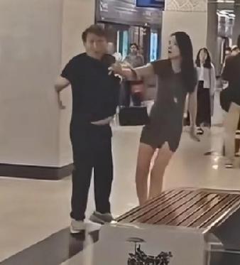 西安地铁短裙包臀女子怀疑大爷偷拍怒斥怒打。其实也不是大爷，目测5多岁大叔，地中海