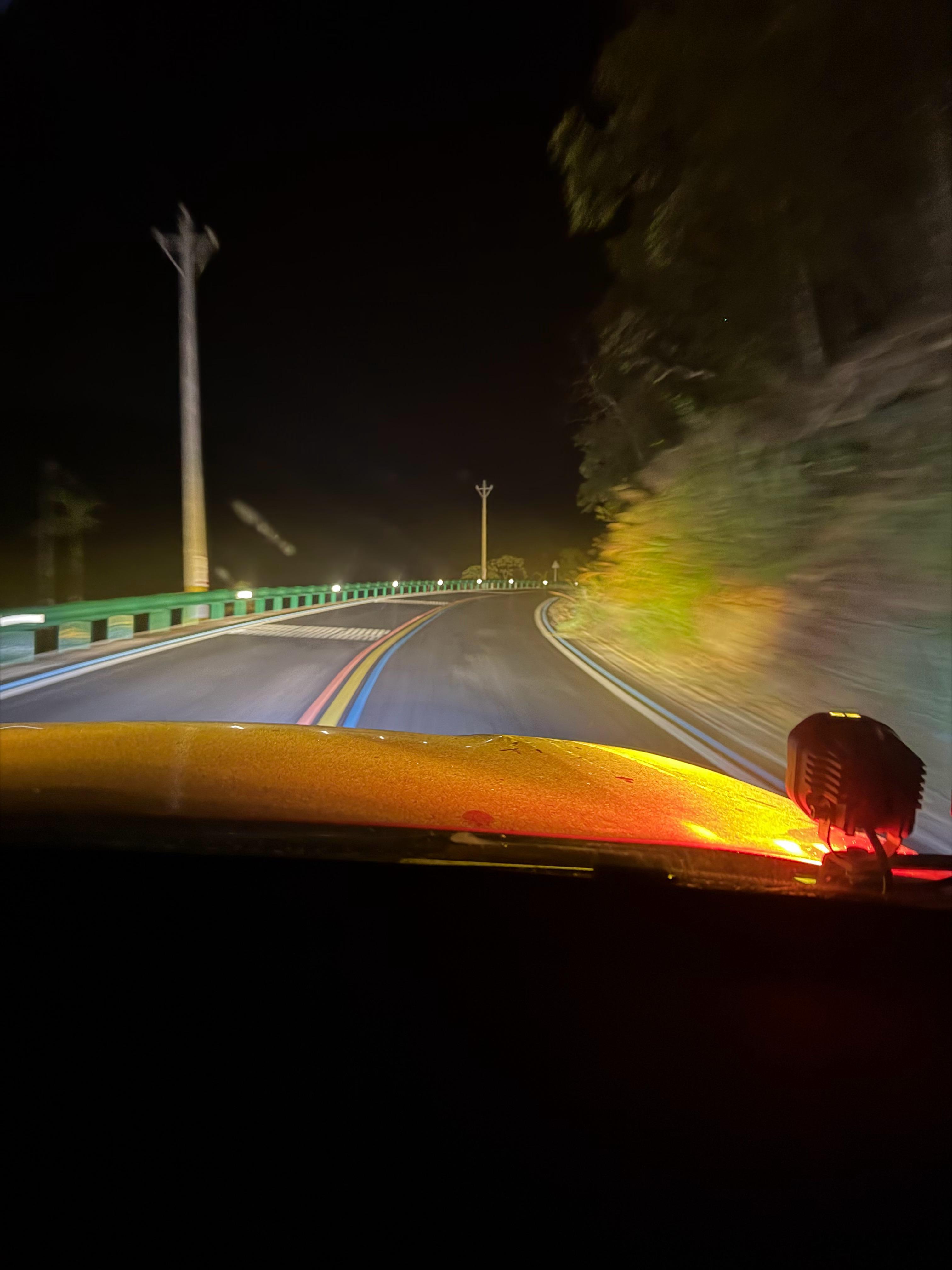 接上条，爆胎时没摔车，人没事车没事，接下来只需考虑如何把车安全送到城里。第一时间