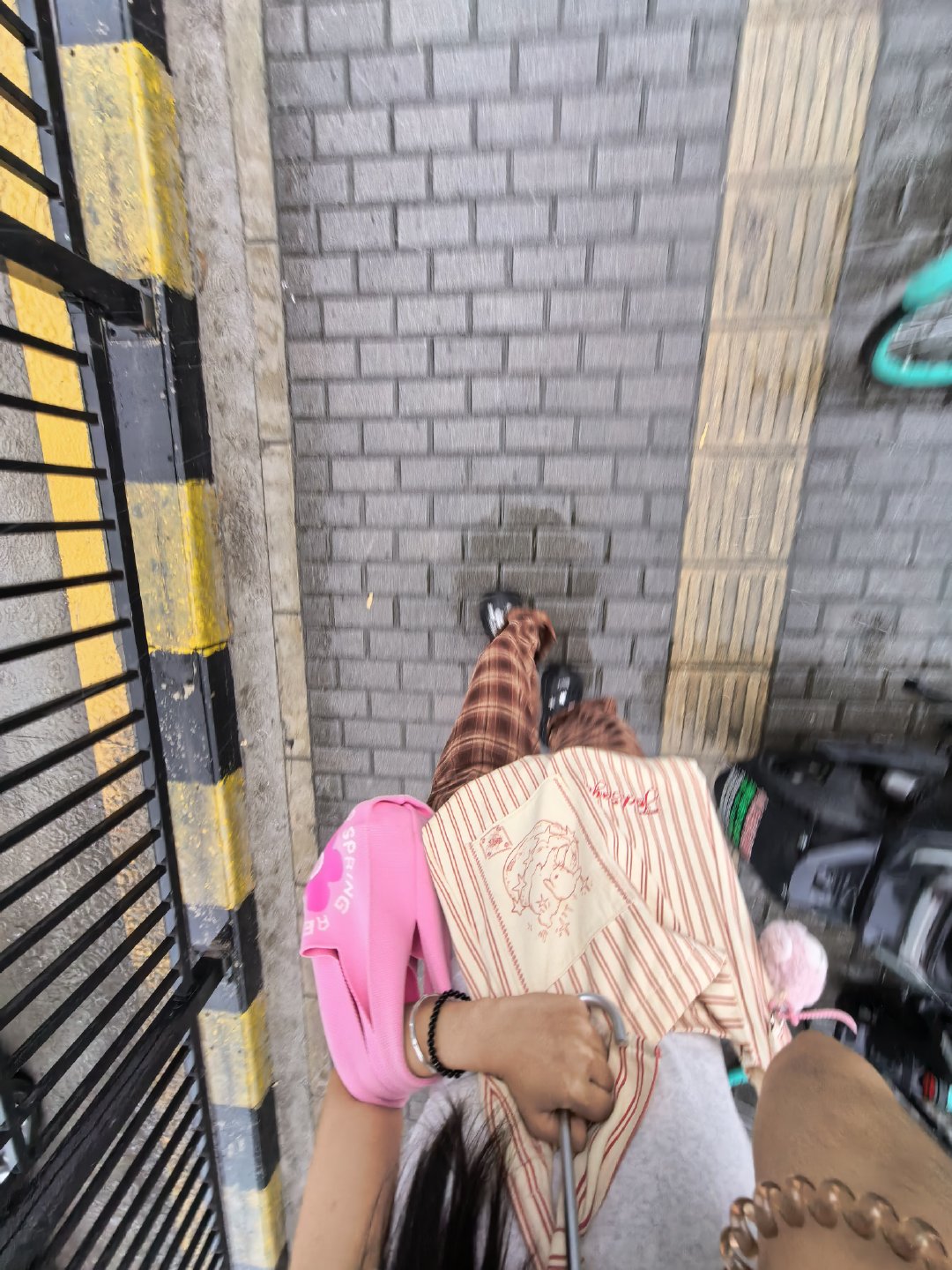 呃呃呃还好出门没穿袜子 ​​​