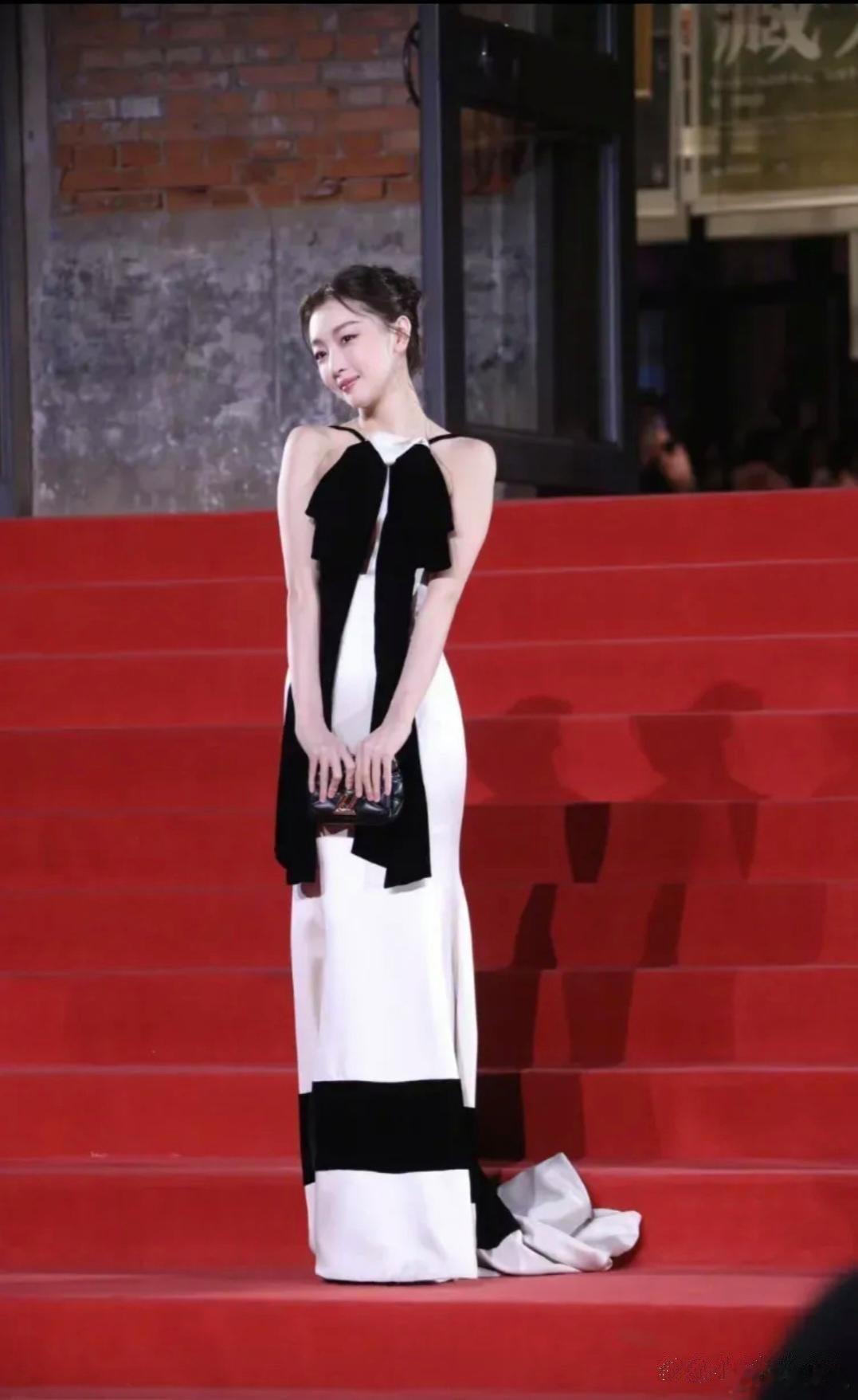 全球唯一一件的LV量身设计，只为周冬雨？她是让人越来越看不懂了[允悲]不过这次终