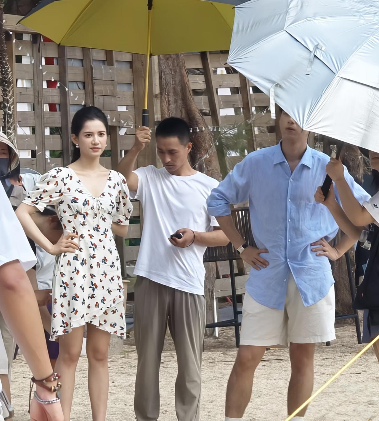 34岁李现和女星张婧仪现身深圳一处海滩拍戏被偶遇，他们身边围了好多工作人员，有专