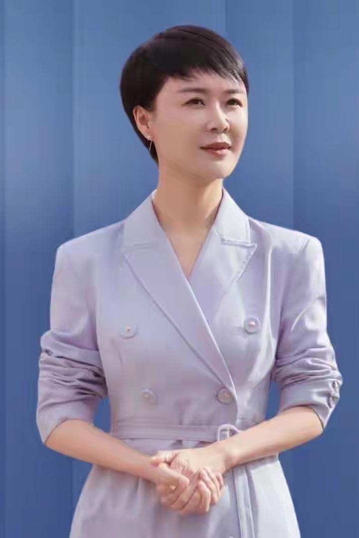 她就像一位仙子，不幸陨落在凡尘！贺姑娘，一路走好！

惊闻贺娇龙不幸离世的噩耗！