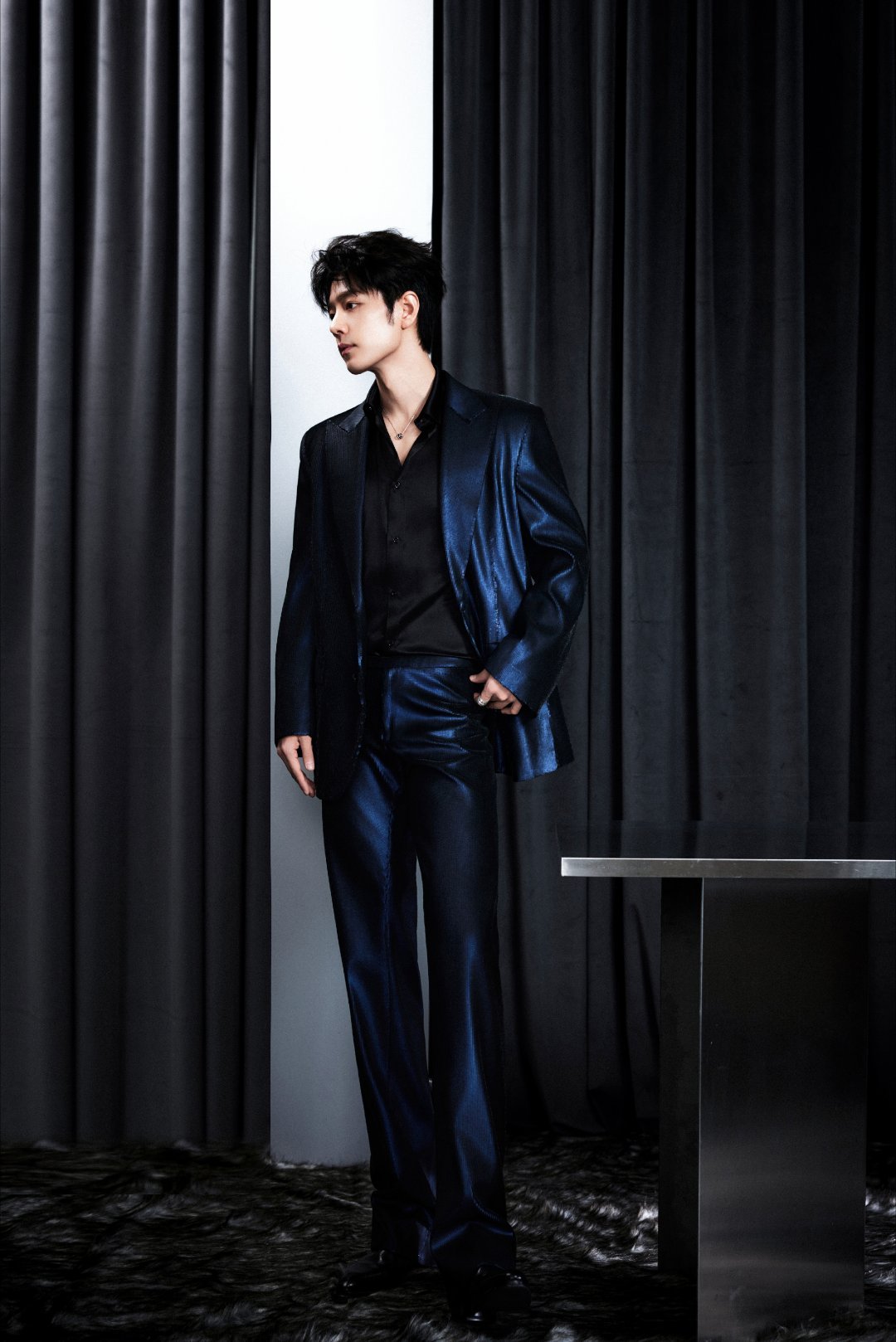 肖战第二套Gucci专属定制，这套矜贵但骚气满满，好看好看微博之夜