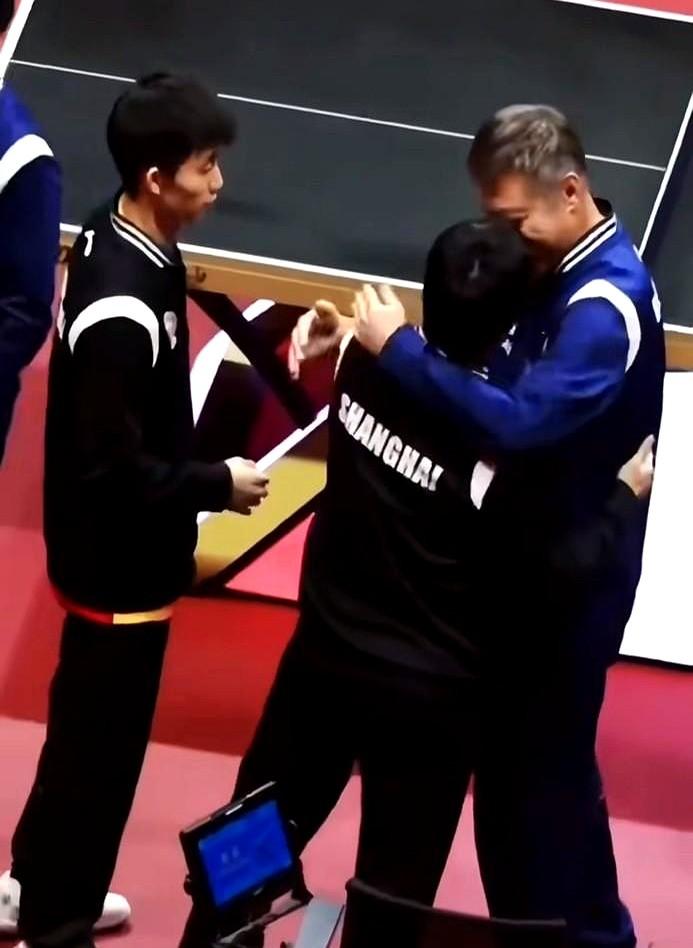 “周恺：还给我，抱一下差不多就行了[微笑]”

这话听着就乐，运动员私下互动真接