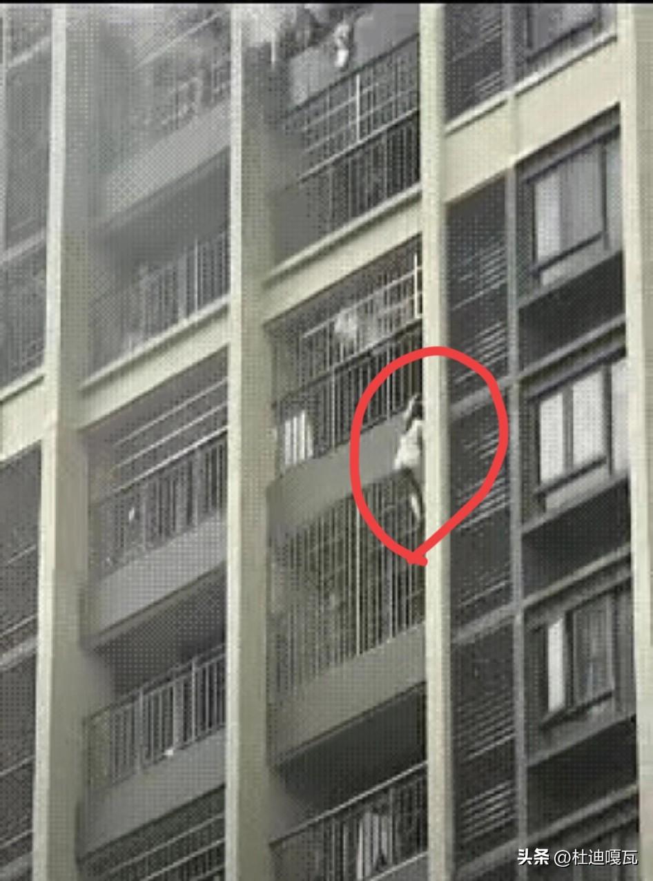 一位女子正在家里洗澡，但不巧的是发生了火灾，于是她顾不得一切，直接顺着防盗窗爬了