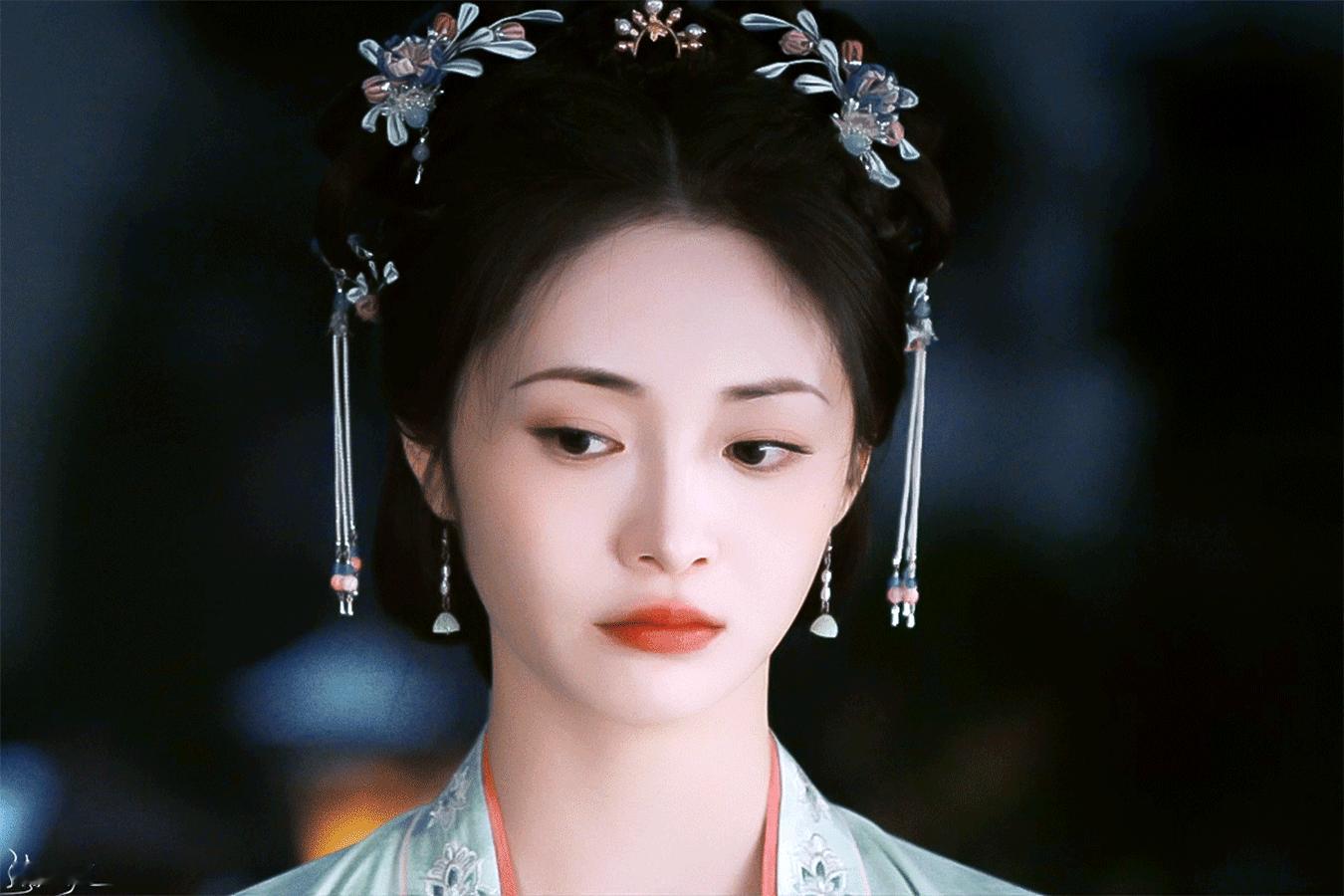 周洁琼超前点跪 周洁琼真是古装甜妹本妹！戏外活泼可爱，抢先替角色认错尽显真诚性格