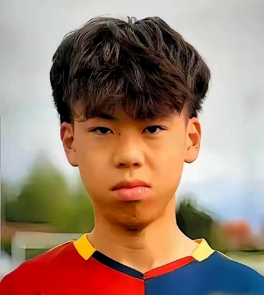 意大利U15教练亲自上门，以为铁板钉钉，结果被一个15岁小孩当面拒绝。

这小孩