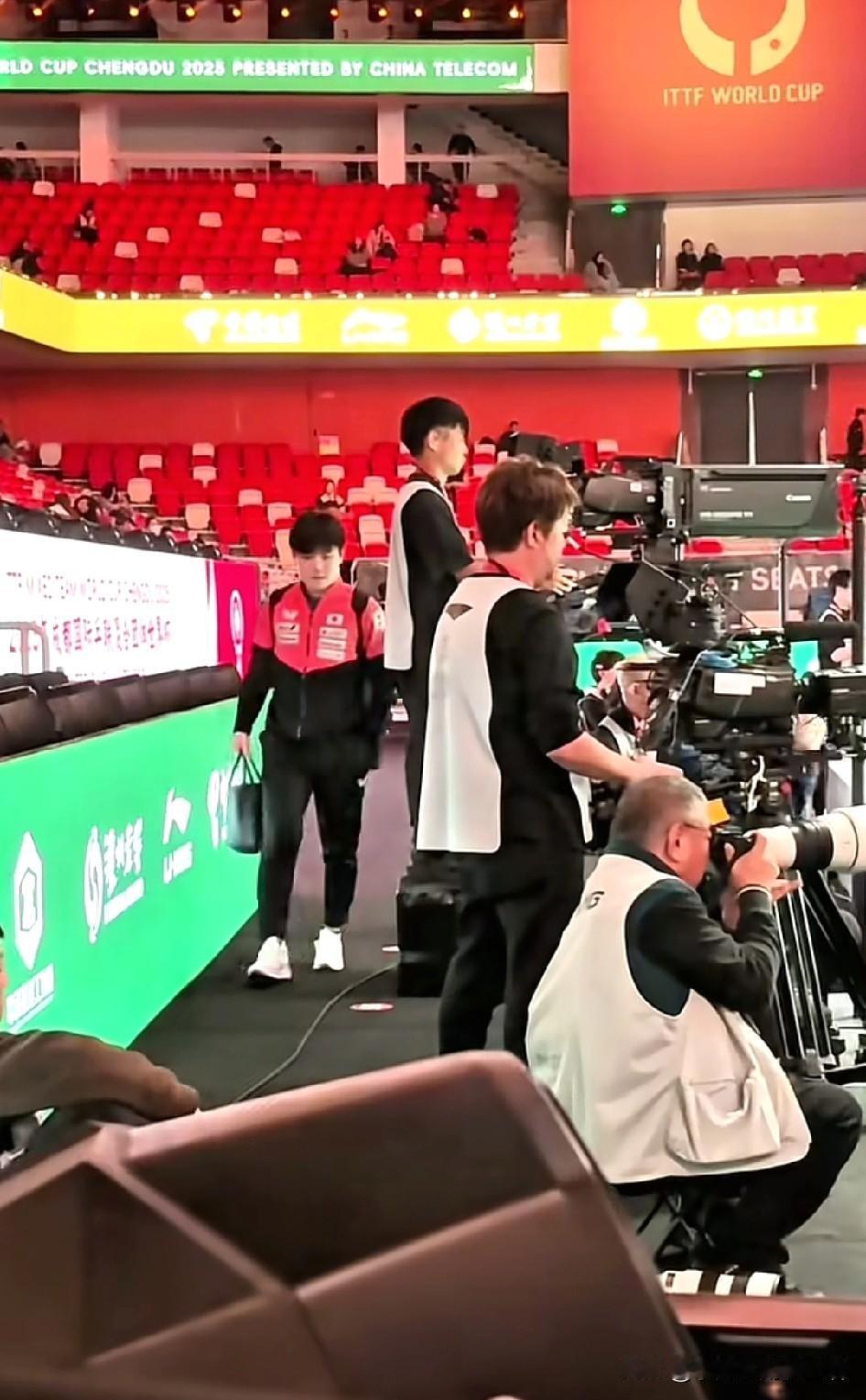 张本智和硬刚主持人？12月5日晚日本队对阵韩国队，入场时张本智和站在妹妹张本美和