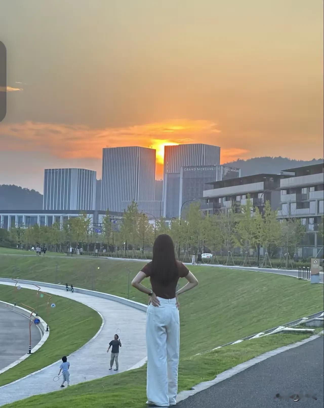 《远  望》
远望天边，夕阳渐渐落下，
余晖却依旧绚烂，
思绪飘向了遥远的未来。