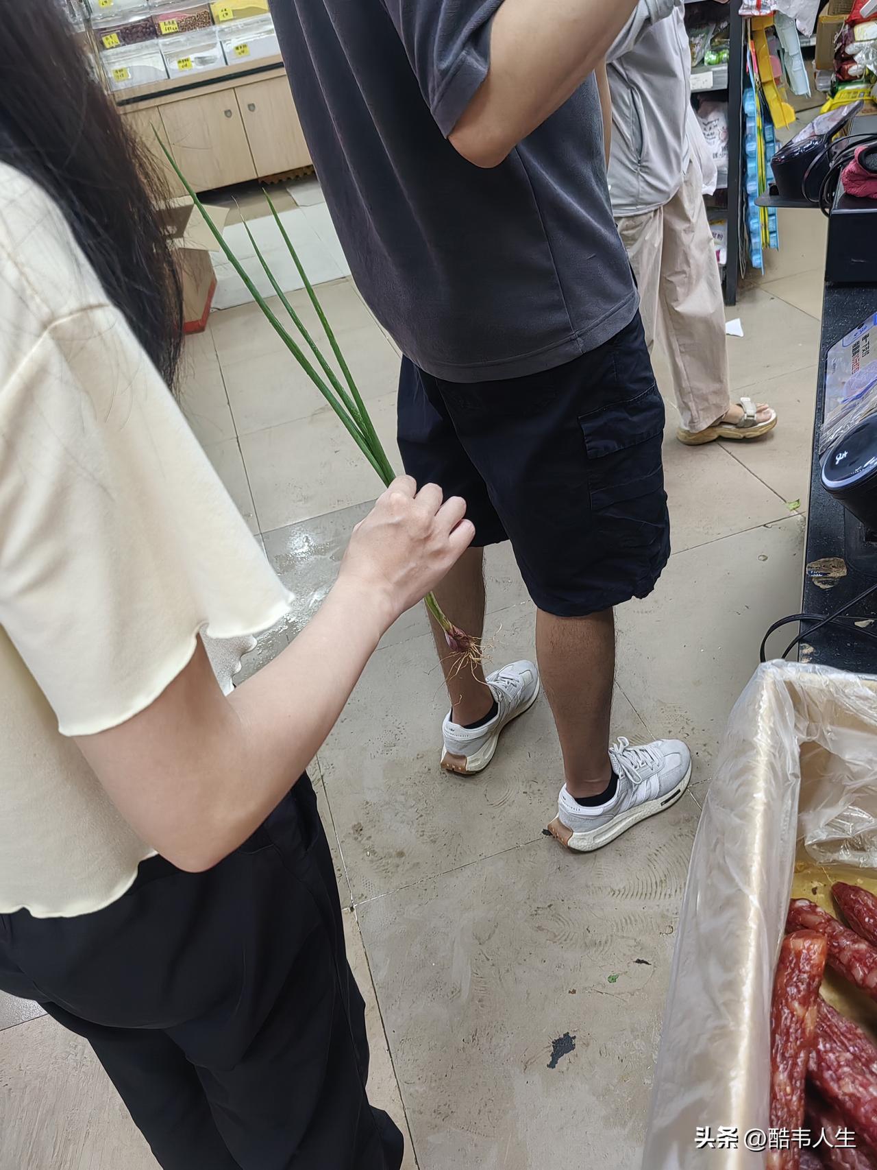 今早买菜撞见件趣事，一个大姑娘只买单单一根小葱。我们南方人买菜向来随性，少量多次