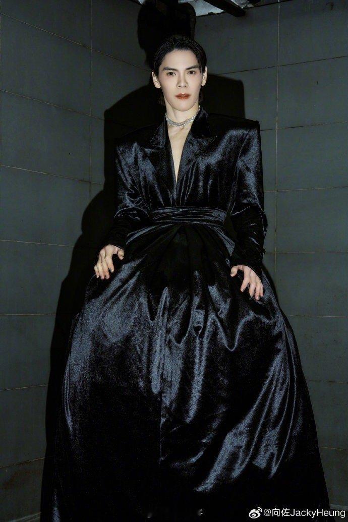 向佐穿了十厘米高跟鞋 向佐红毯直接上十厘米高跟鞋，这是要跟女明星比美的节奏？为了