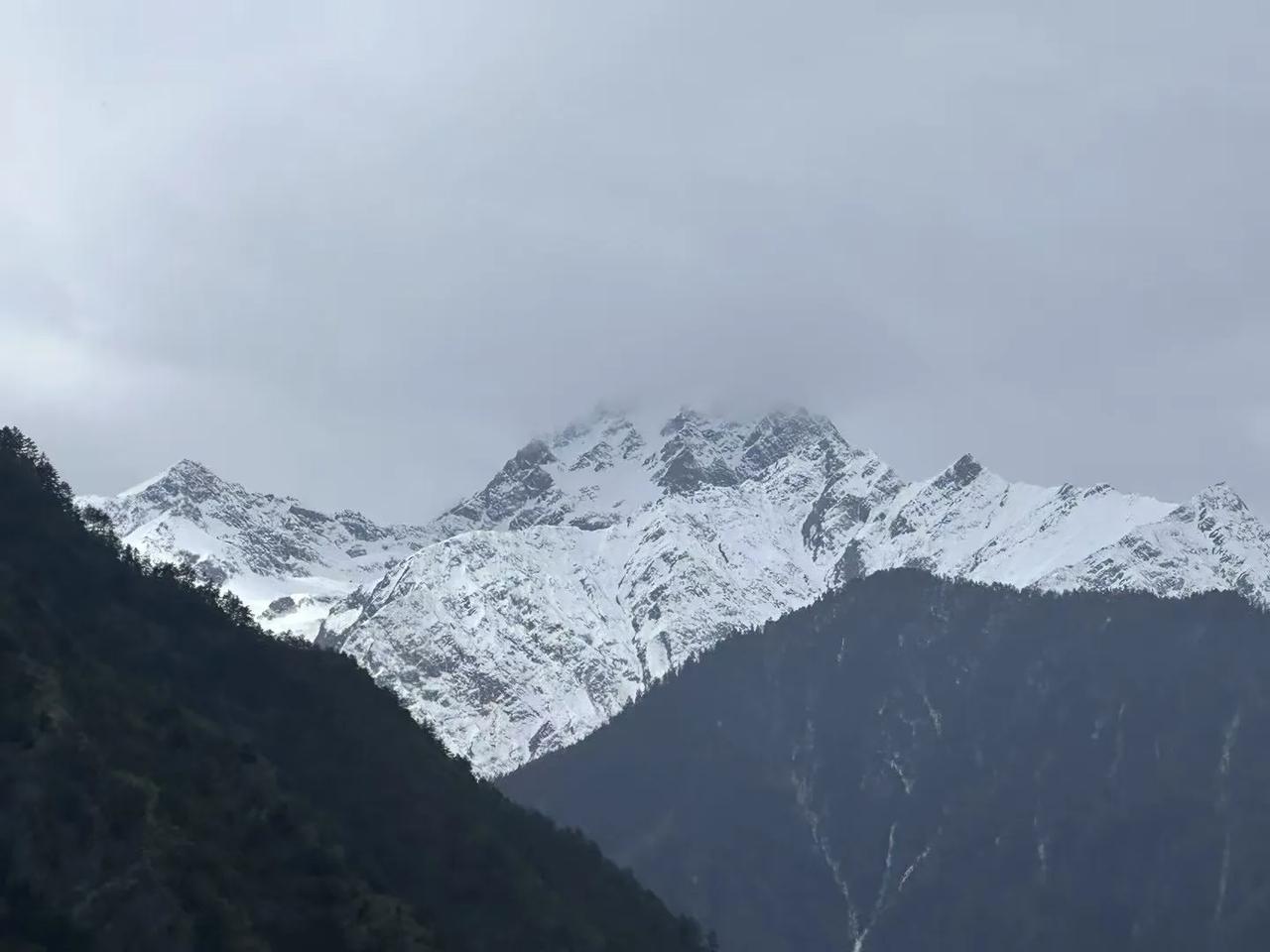 阴天的阿坝州，一样巍峨！