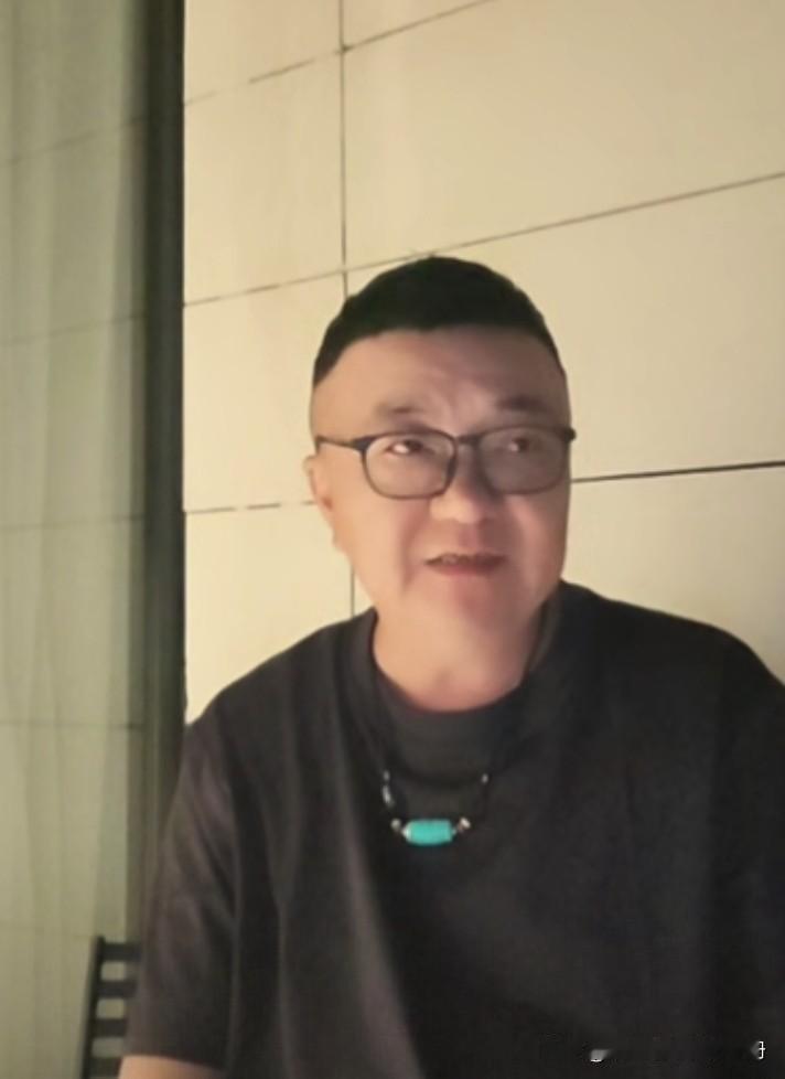 奉劝小将球迷，别对球员指手画脚。
足球小将遗憾0：1输给意大利科莫足球队。赛后董
