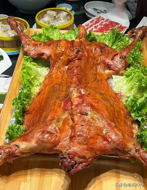 如果是招待内地来的朋友，库尔勒以下几个美食店是首选：
一，帕河兰烤全羊，位于英下