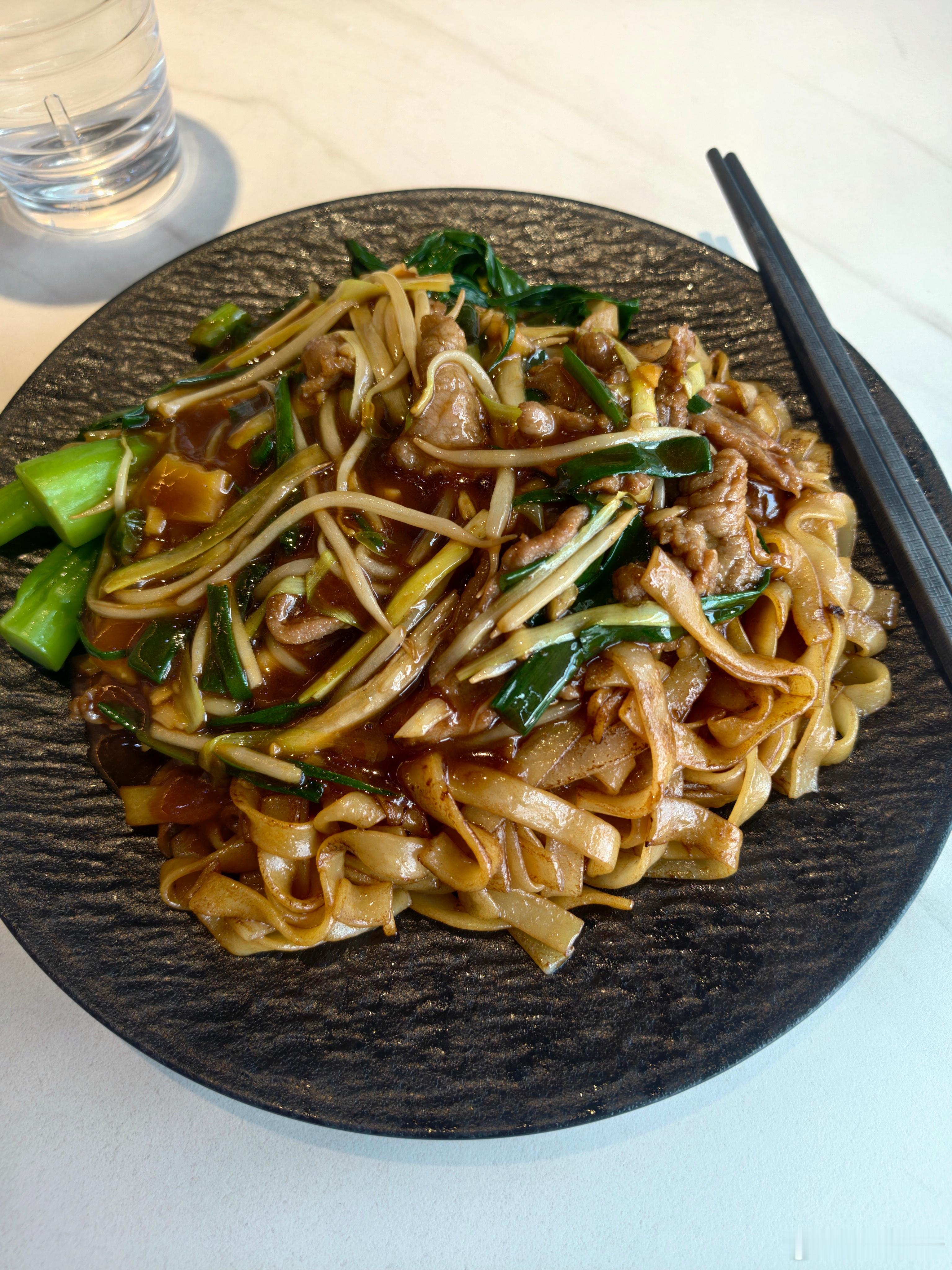 没什么胃口，来个湿炒牛河。 