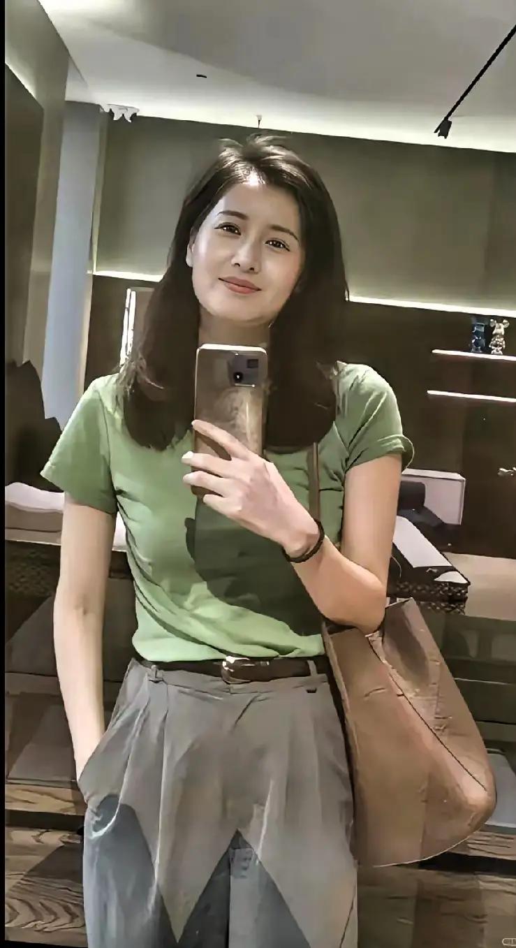 这位美若天仙的美女，风韵迷人，有说40岁，有说50岁，还有人说60岁，这双手细皮