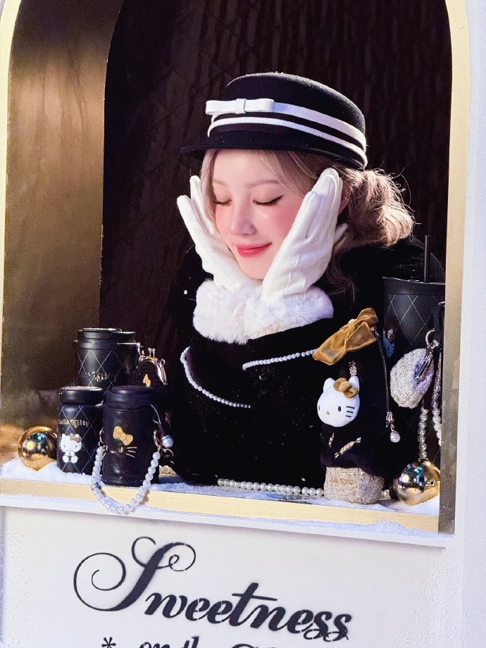 宋雨琦的雪景穿搭融合甜酷风与黑白 kitty 猫元素，可爱与飒爽并存，造型细节彰