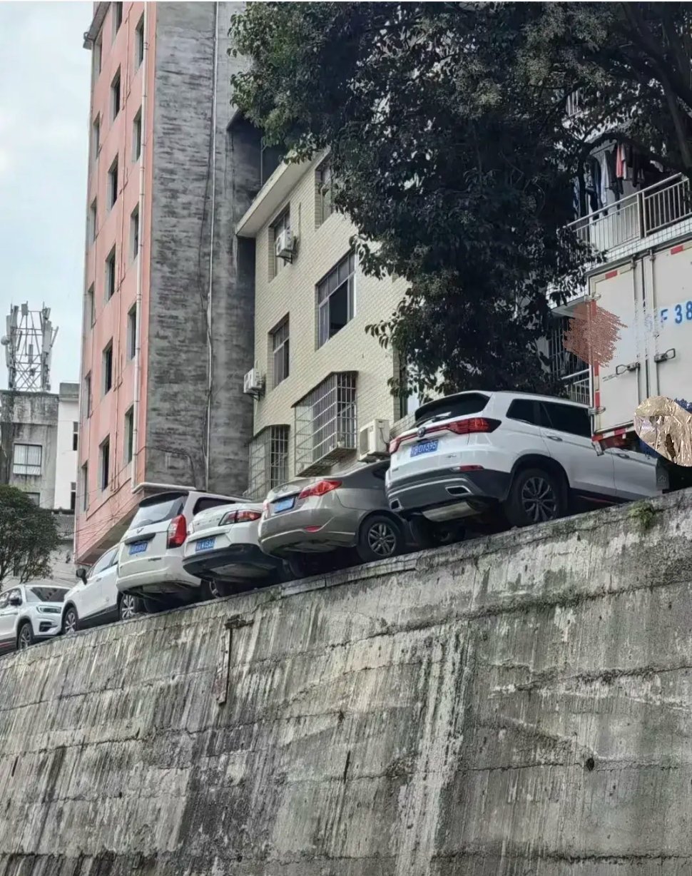 停不好车是硬伤，我承认我输了……虽然驾龄也有五六年，可是我还是不敢这样停车！有人