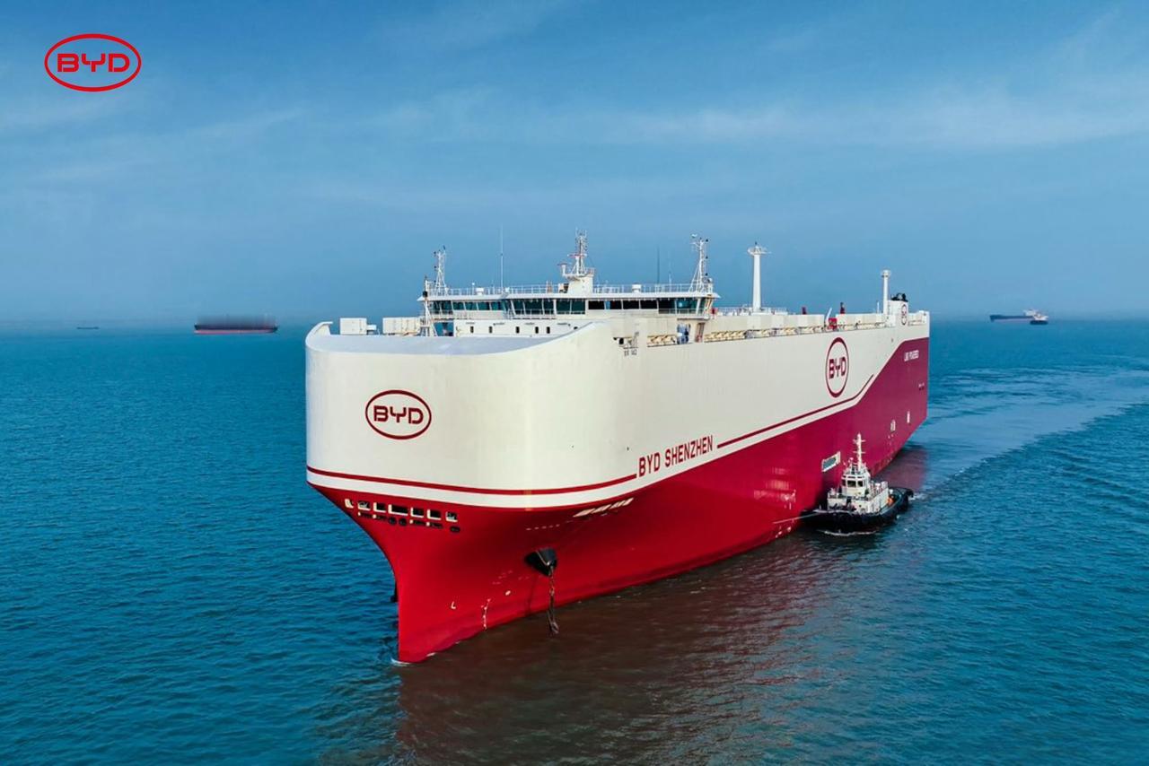 2024年，比亚迪的全球销量达到427万辆，继续蝉联全球新能源汽车销量冠军。其中