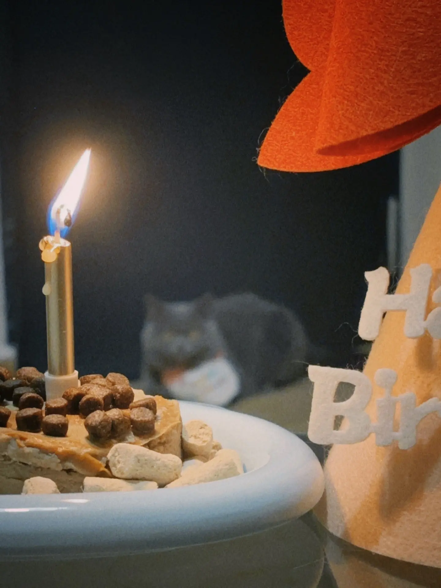 零点啦！我的宝宝一岁咯！替她许愿！！ 希望新的一岁吃嘛嘛香！！ 健健康...