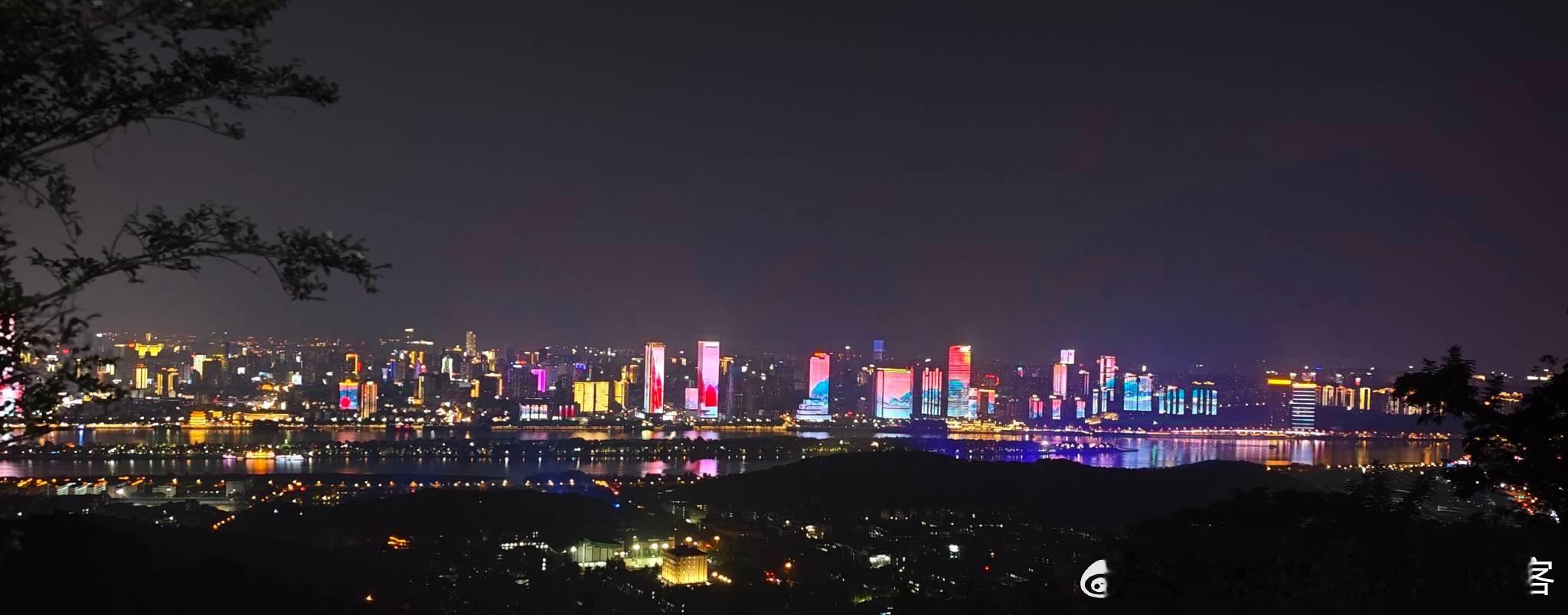 夜登岳麓山，本是为了去看禹王岣嵝碑，没想到正好遇到维护修理，只能借来 和朋友拍的