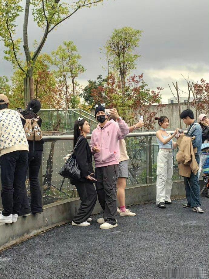 #成都偶遇王大陆和女友##王大陆和女友打卡成都# 网友在成都植物园偶遇王大陆和女