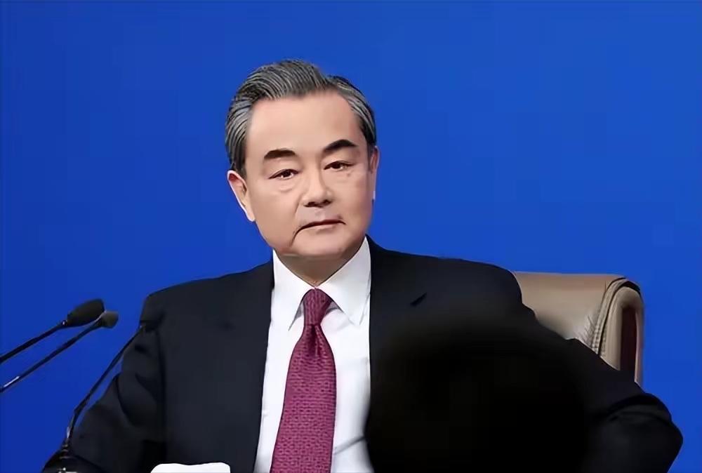 特朗普访华前夕，中美外长这通通话，直接打破几十年默契！中方不再跟美国绕弯子，直白