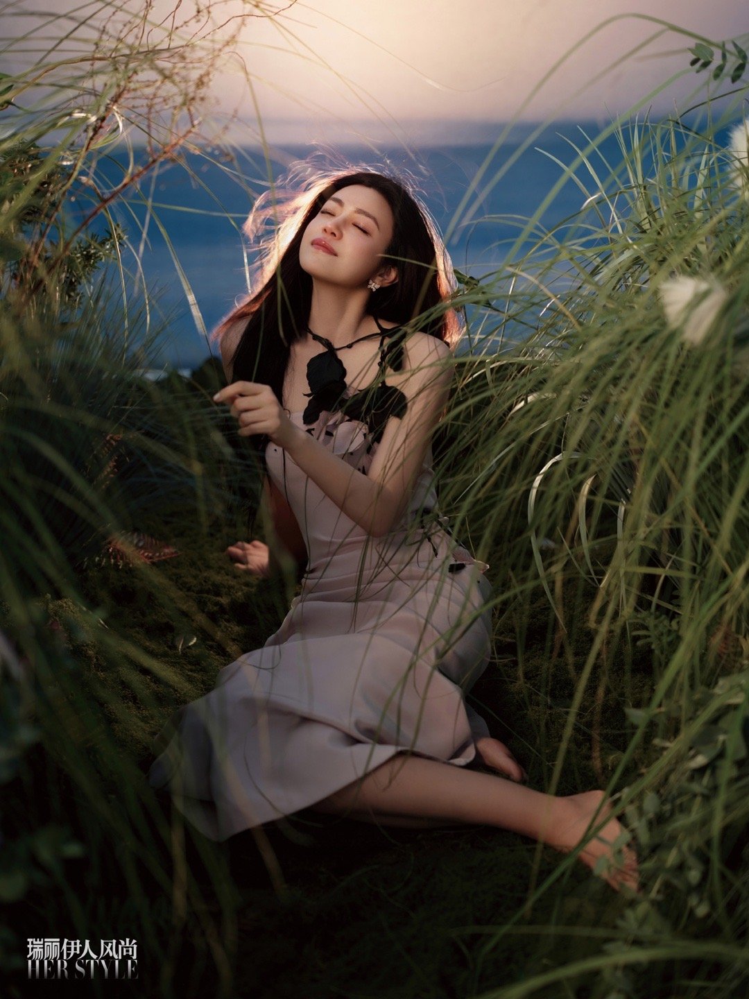 陈妍希诗意漫游大片瑞丽伊人风尚陈妍希封面跟随陈妍希开启诗意漫游！风吹动的不只是裙