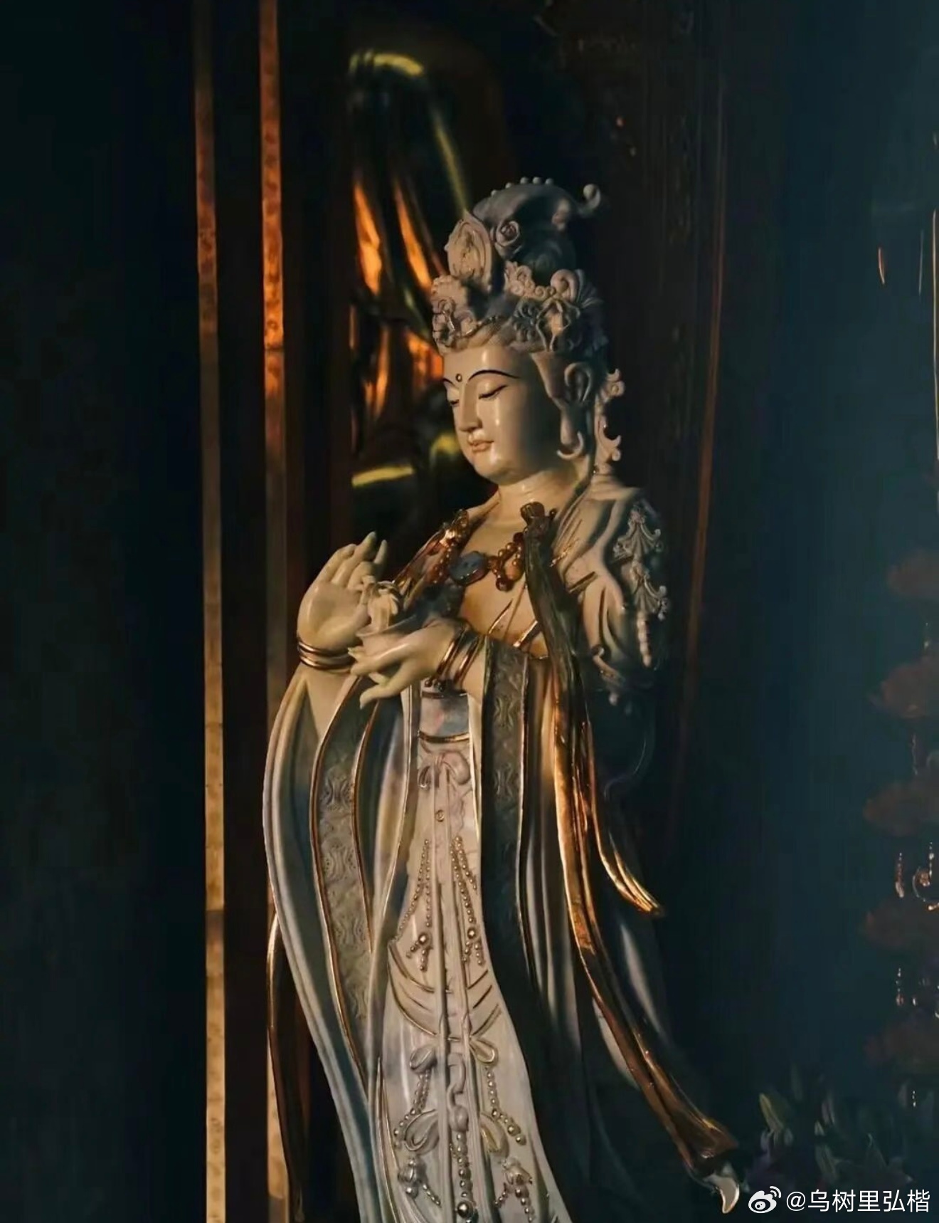 人至中年，经历半生风雨才渐渐醒悟：人生最舒服的状态，便是守好心底四样底色——人静