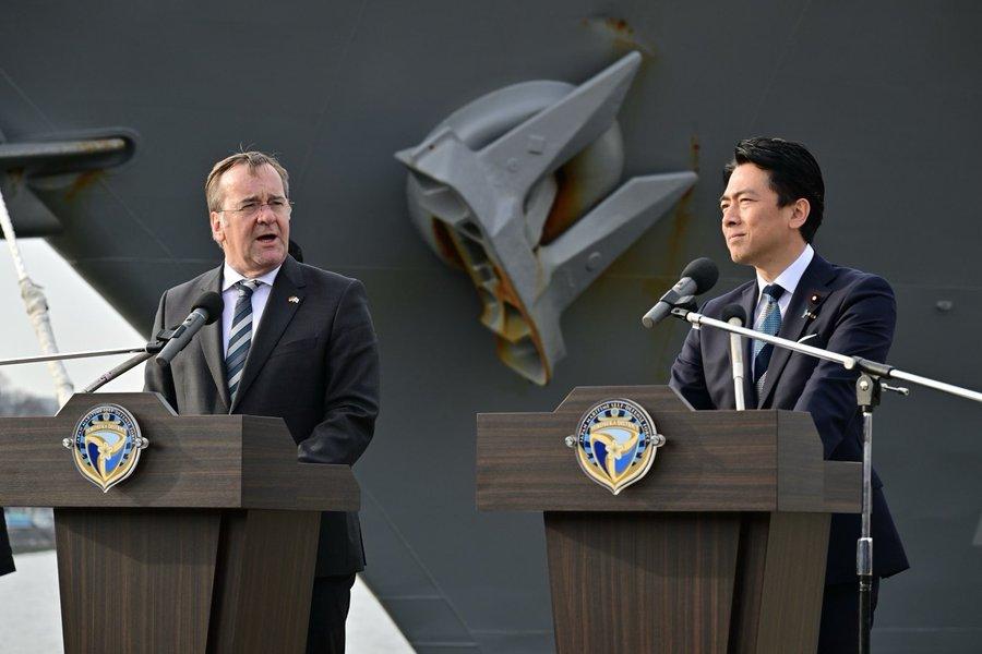 3月22日，德国防长鲍里斯·皮斯托里乌斯访问日本，并且会见了防卫大臣小泉进次郎。