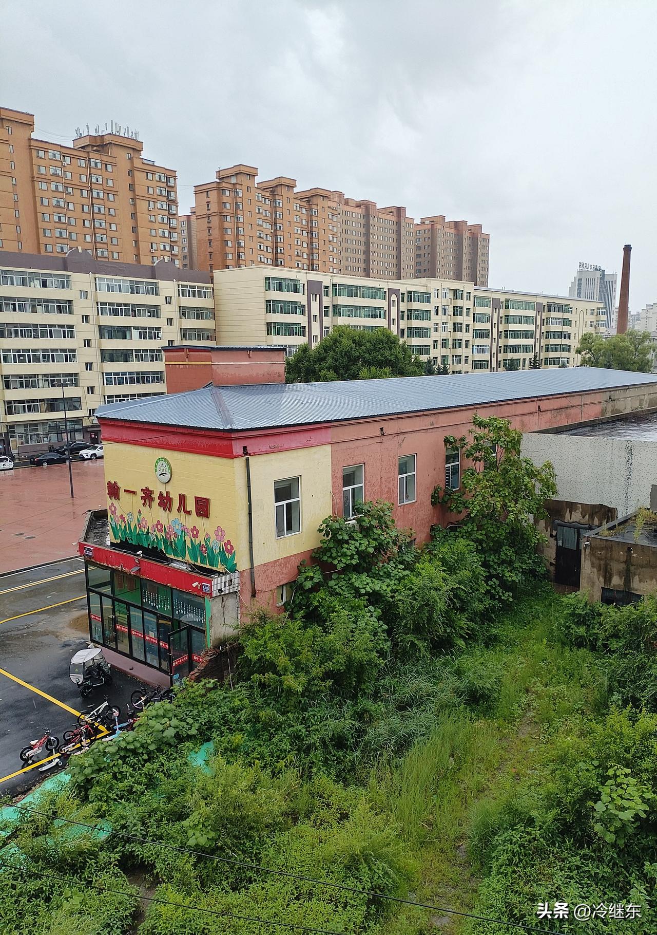 喜雨吟
高温干旱秧打蔫，
骤雨疾来路起烟。
洗去阴霾心生爽，
请续句……
（农民
