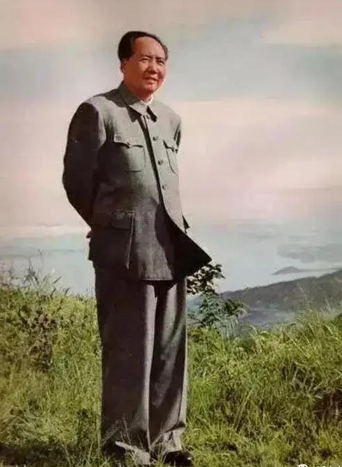 1959年11月，杭州，一天，毛主席登上北高峰，极目碧空，诗兴大发，吟道：
“三