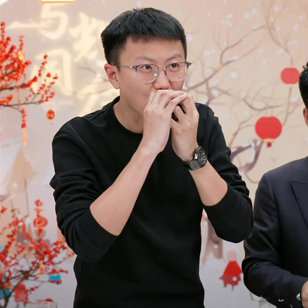 难得看到马骞出镜
今天上了东北冻梨
董宇辉让马骞演示怎么吃
马骞说，先吸汁儿，后