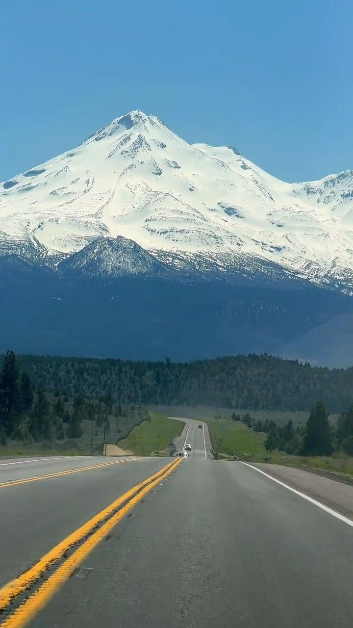 这是哪里你知道？猜一猜这条通往雪山的公路在哪？
 
驱车行驶在笔直旷野公路，前方
