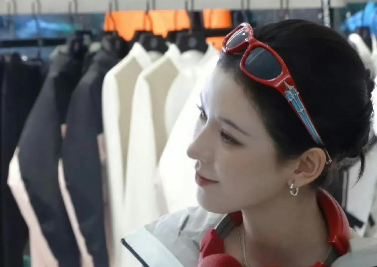 怎么会有人这么模糊的图都这么美啊？张予曦线下活动生图，完美的头颅，完美的五官，羡