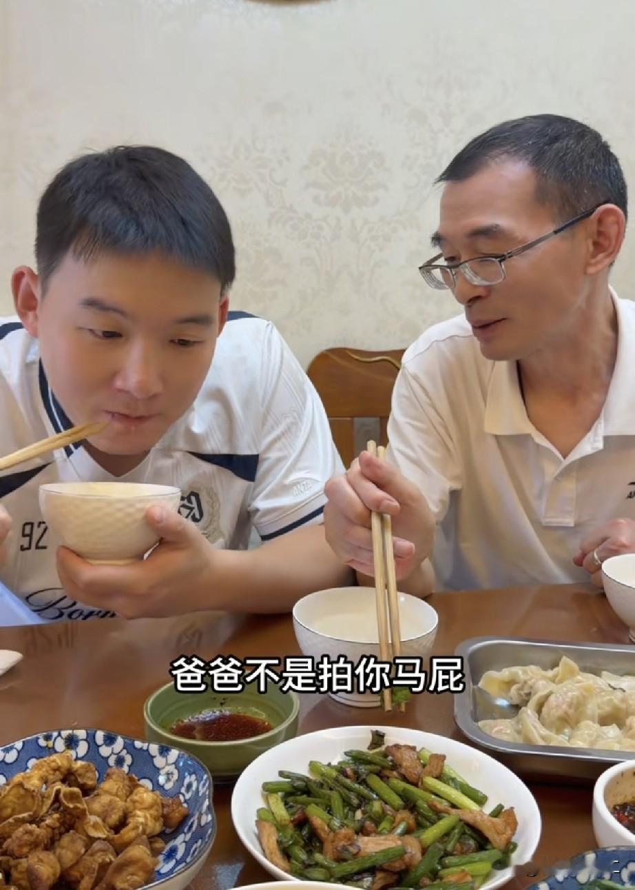 谢浩男给谢岳露了一手厨艺，谢岳吃的高兴直接拍起儿子马屁。
谢浩男和许健华在四川呆