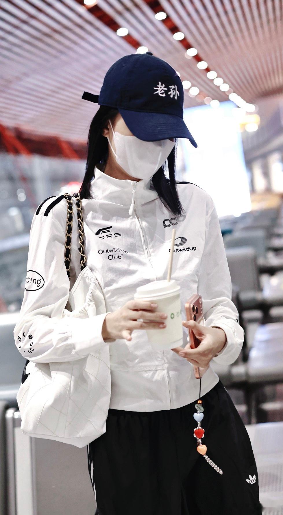 孙怡老孙来也 孙怡老孙来也！这私服审美真的没话说！黑白运动套装清爽减龄，老孙帽子