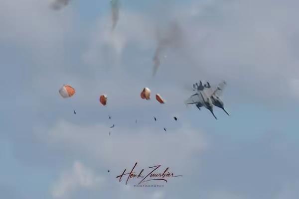 EA-18G表演坠毁说明啥🇺🇸很豪吗？表演拿普通机型就行，干吗使用昂贵的机型