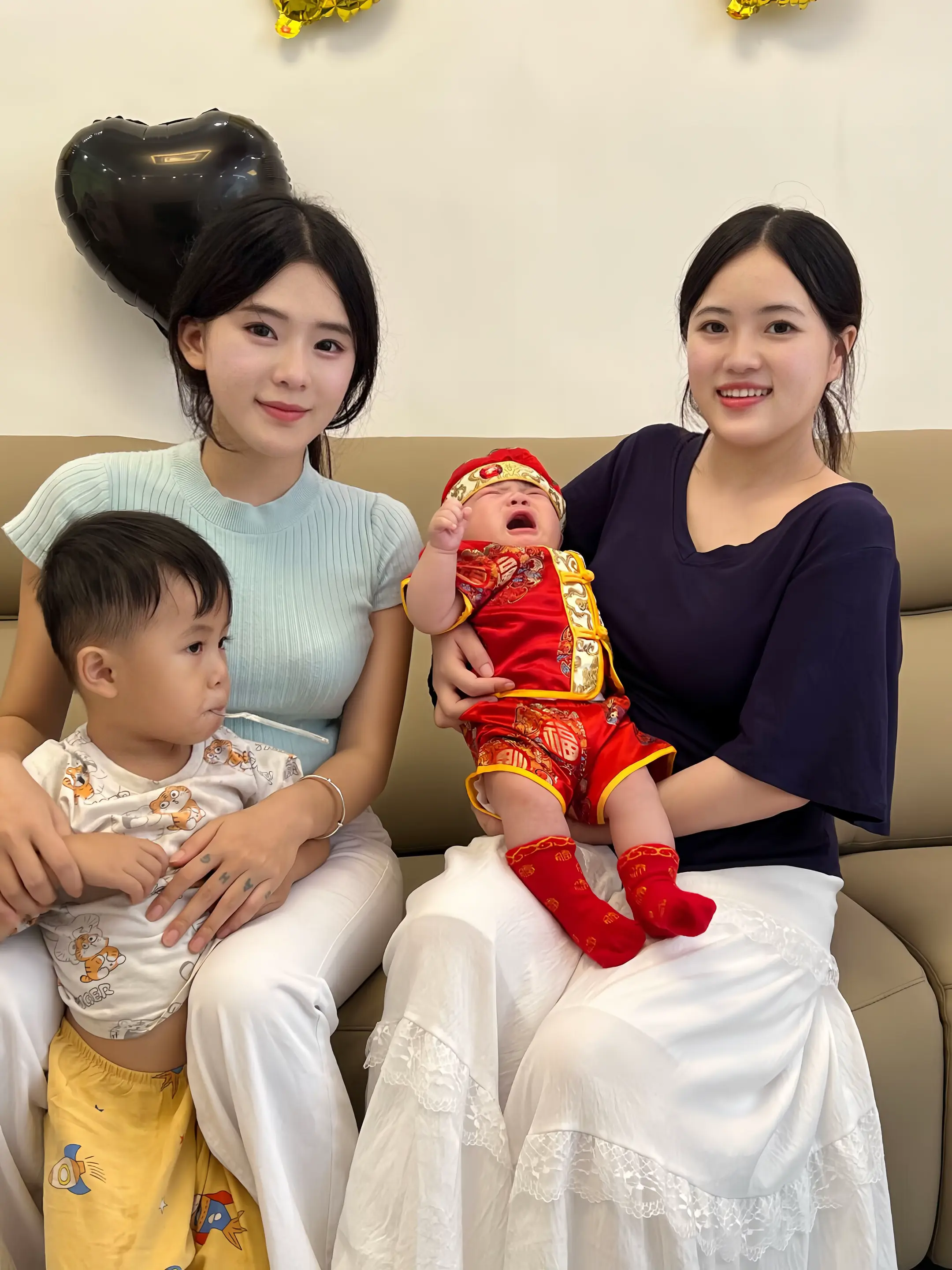 小时候以为长大离我们很遥远 直到我和大姐都抱着各自的宝宝 姐姐妹妹弟弟...