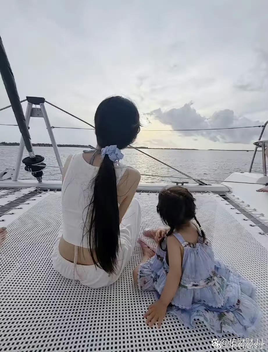 Angelababy马尔代夫度假照曝光，她居然性感起来了，穿深V装，但是太瘦了 