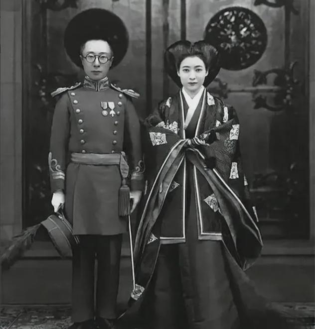 1926年，溥杰的妻子唐怡莹，趁他不在家总和张学良幽会。后来张学良向溥杰坦白自己