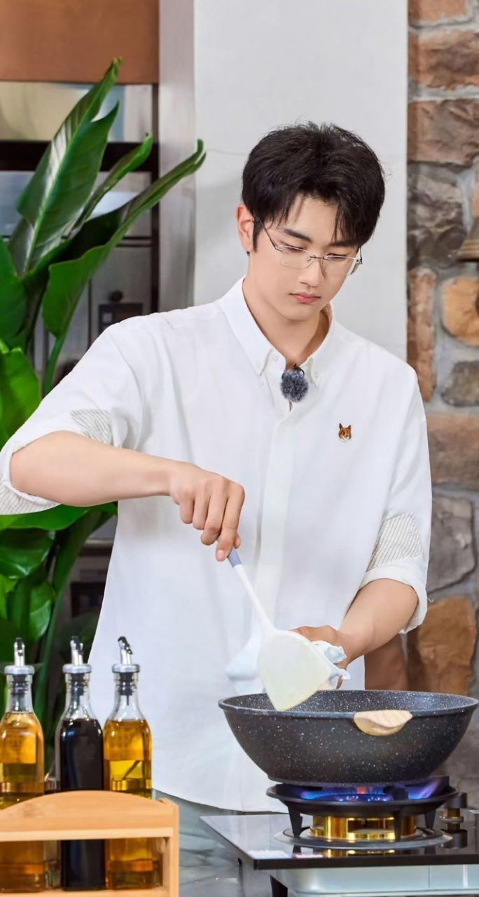孙丞潇厨师圈人脉在芒果打起来了 排面直接拉满了！孙丞潇的两位厨师圈师父齐聚芒果同