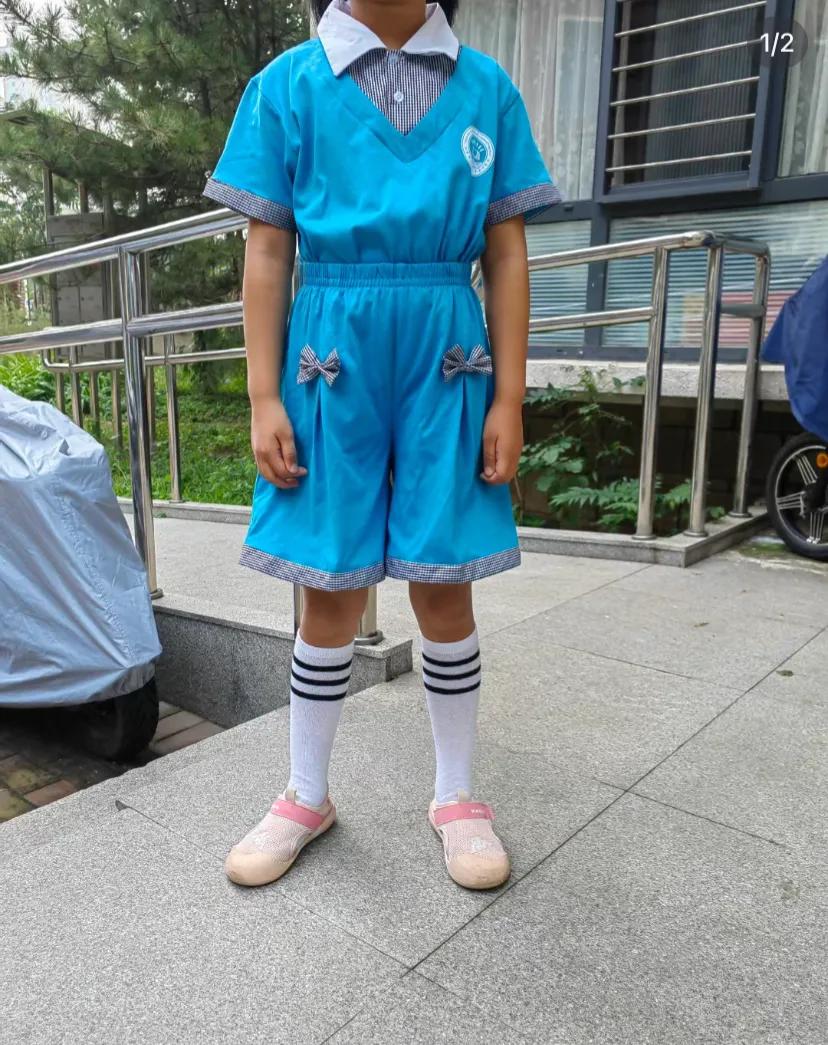 挑战全网最丑校服!
这配色，这细节，我不相信还有比它更丑的校服了!!
一年级 全