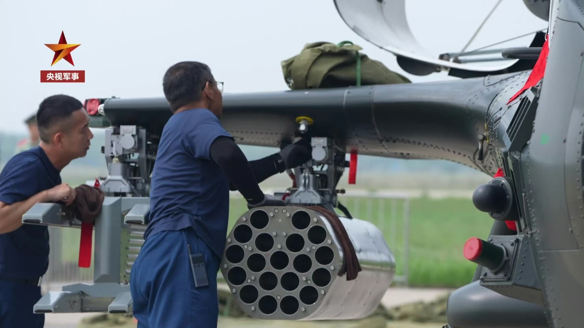 我国陆军航空兵配装的19管火箭发射巢，这样的机载武器给人的感觉战斗力很顶啊。图片