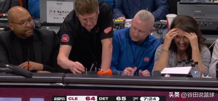 突发事件！今天NBA常规赛活塞主场对阵骑士的比赛进入第三节突发意外，球馆悬挂的大
