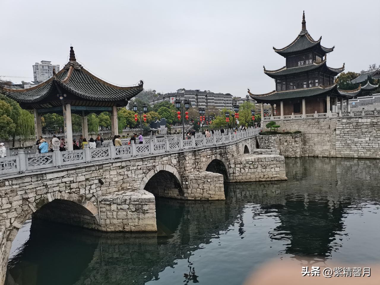 站在南明河边，一眼就瞧见那座古色古香的楼阁，飞檐翘角特别有味道，旁边的浮玉桥和涵