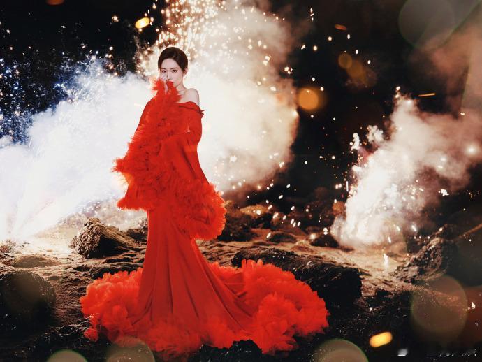 和孟子义一起走向被光照亮的方向  孟子义烟花红裙大片  亲爱的朋友们，2024 